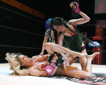 Голые девушки дерутся на ринге