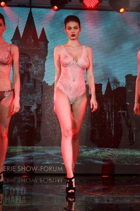 Показ эротического белья