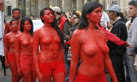 Голые женщины протестуют