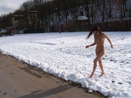 Голышом и босиком на снегу