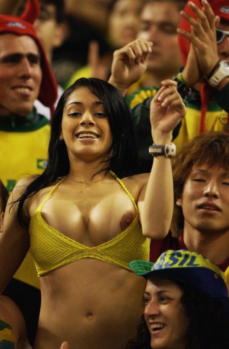 Голые бразильские болельщицы