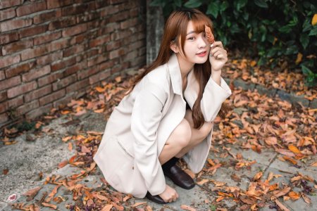 Азиатские девушки на корточках