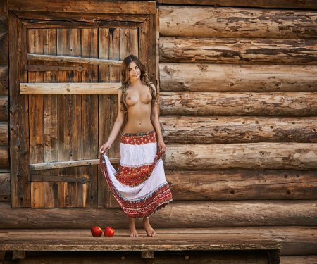 Голые женщины в деревенской избе