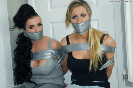 Связанная девушка скотчем