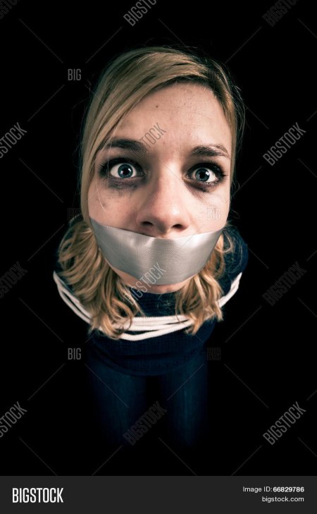 Связанные девушки с заклеенным ртом