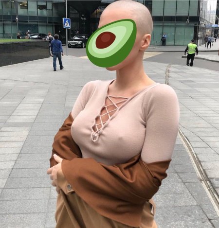 Лысая красивая девушка