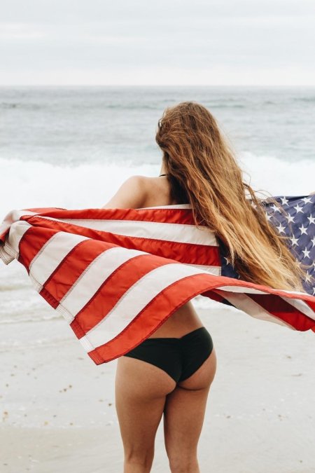 Девушка с флагом