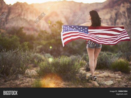 Голая на фоне американского флага