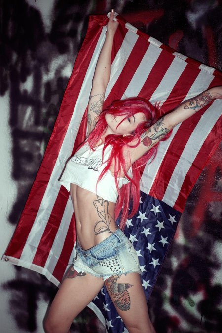 Девушка с татуировками