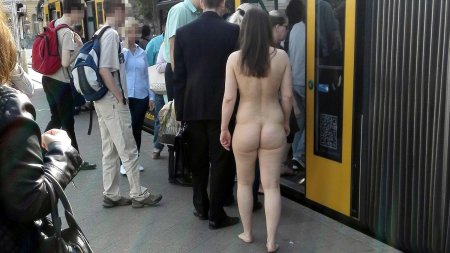 Голые женщины на улице