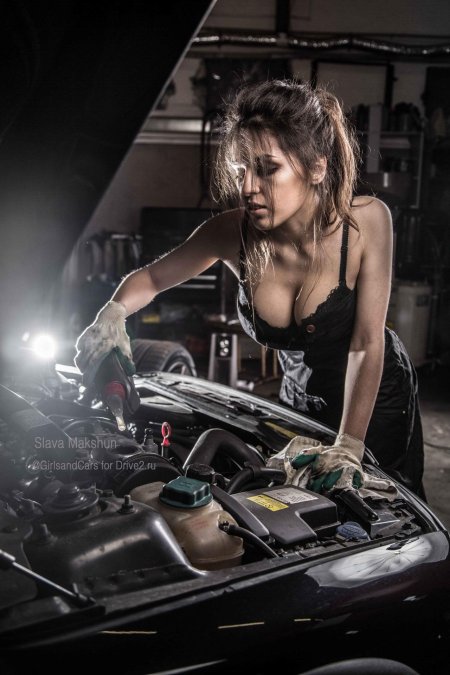 Девушка чинит машину