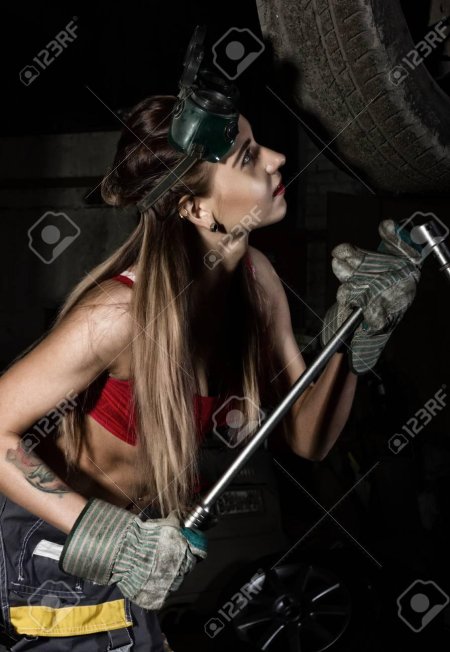 Девушка механик