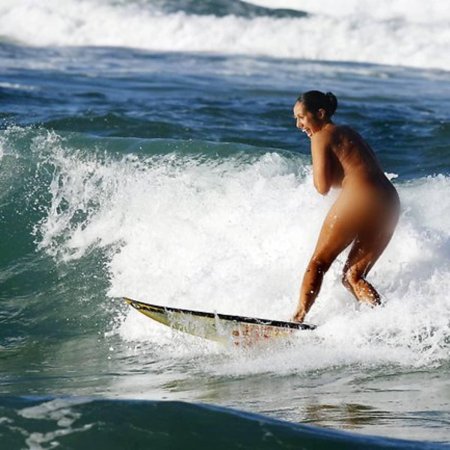 Голые серфингистки