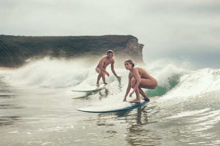 Девушка на серфинге