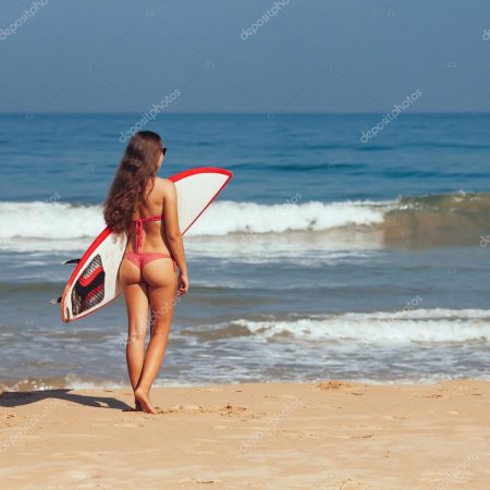 Девушка с доской для серфинга