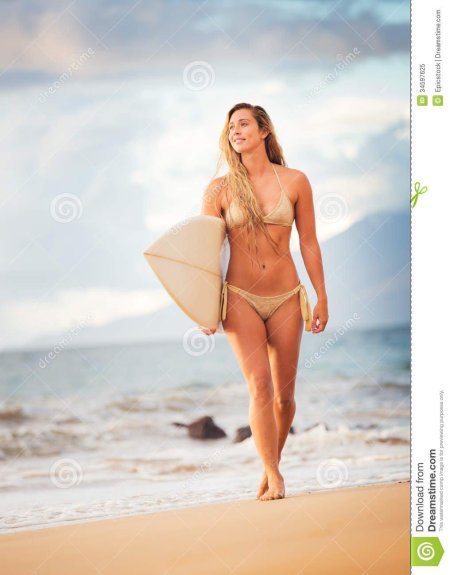 Девушка серфер на закате