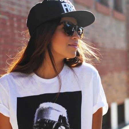 Девушка в бейсболке