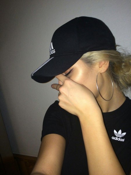 Девушка в кепке без лица