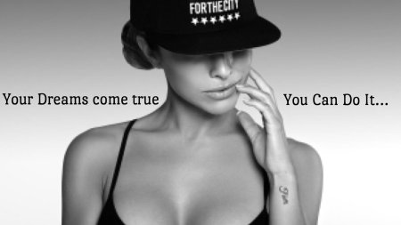 Девушка в черной кепке