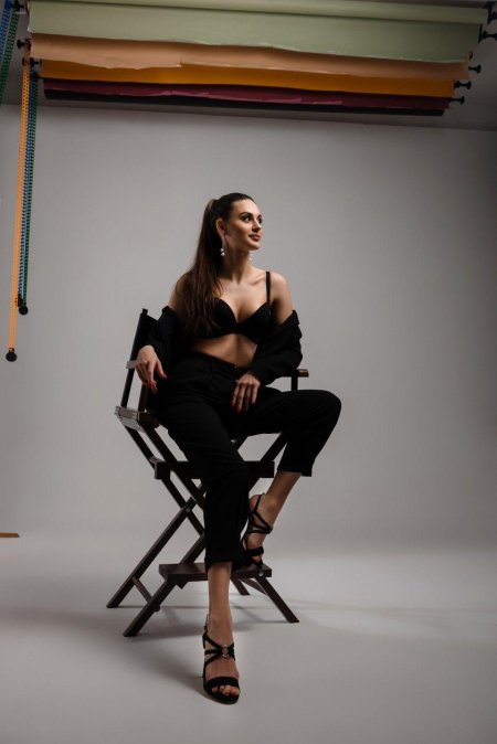 Фотосессия в брючном костюме студии