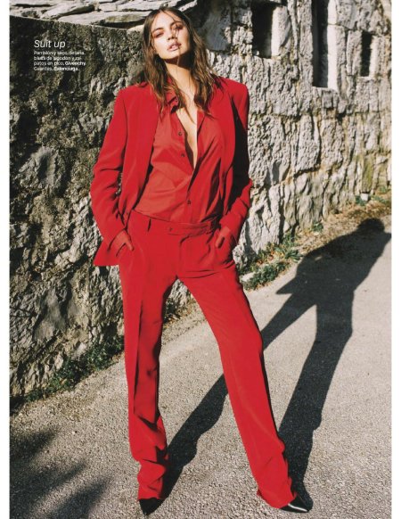 Девушка в красном брючном костюме
