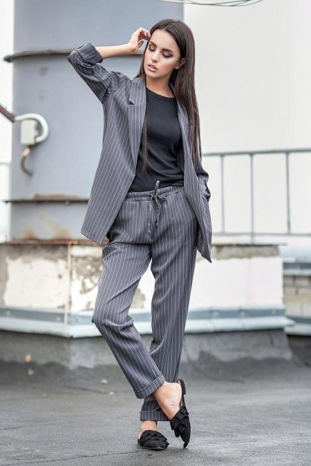 Модные брючные костюмы