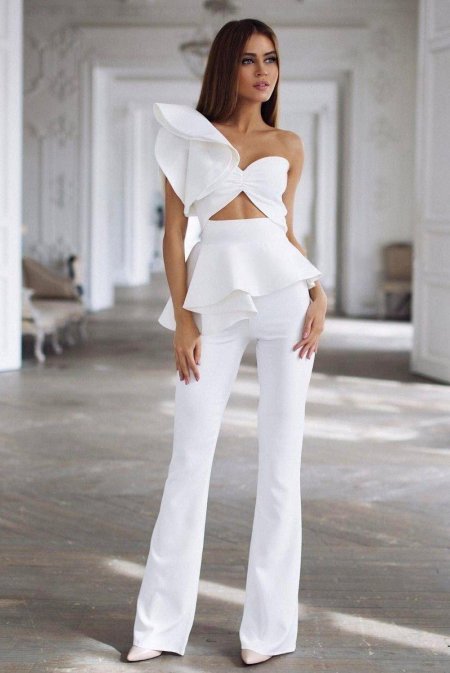 Белые костюмы женские