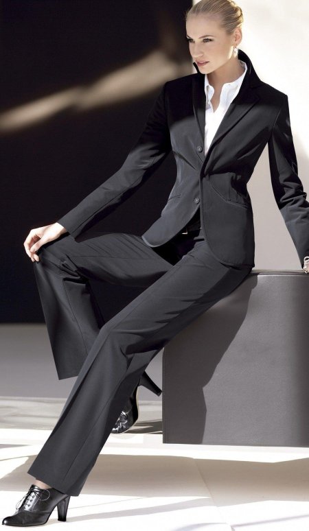 Девушка в классическом костюме