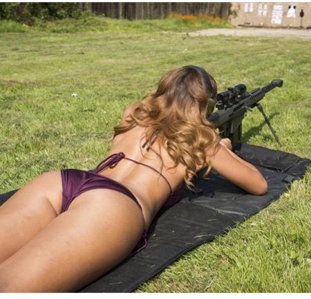 Красивые девушки с оружием