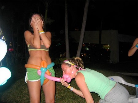 Пьяные девушки на вечеринке