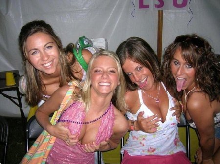 Много девушек показывают грудь