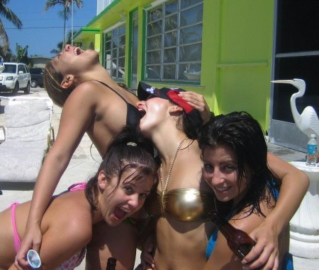 На пляже девушки пьяные