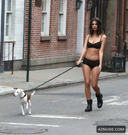 Эмили ратажковски на улице с собакой