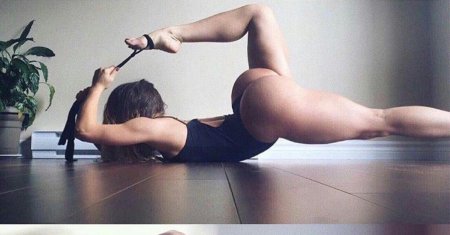 Девушка в шпагате