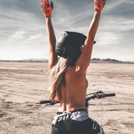 Девушка мотоциклистка