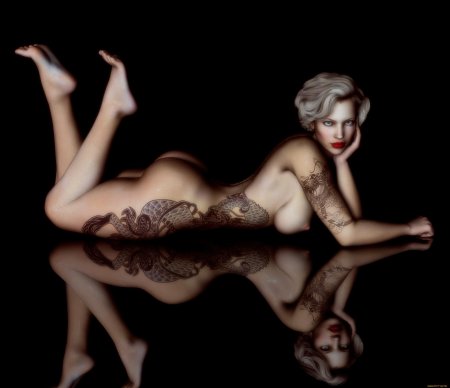 Женщина с татуировками