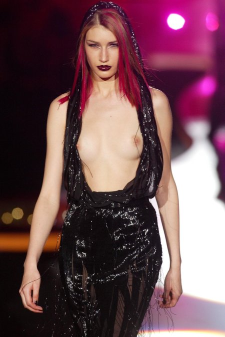 Оголение моделей на подиуме