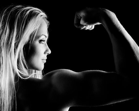 Накаченная блондинка