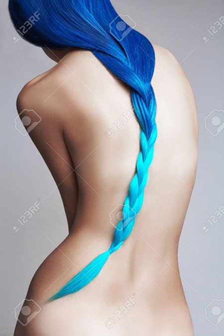 Девушка с голубыми волосами ню