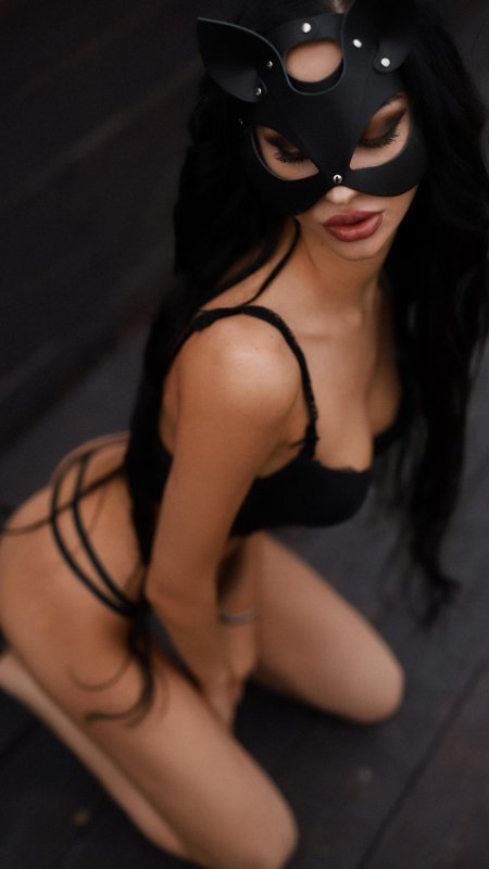 Порно девушка в маске