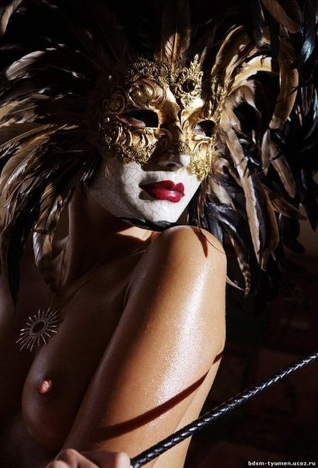Девушка в карнавальной маске ню