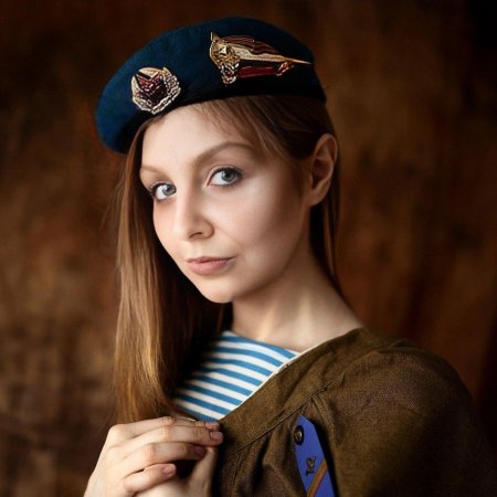 Девушка в берете