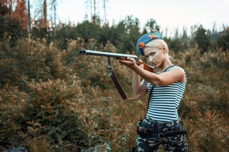 Девушка с автоматом