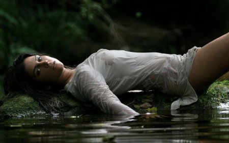 Девушка в мокрой рубашке