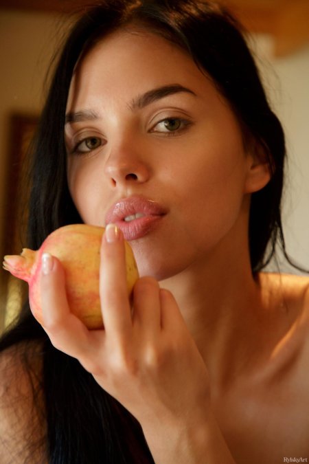 Голые брюнетки с пухлыми губами