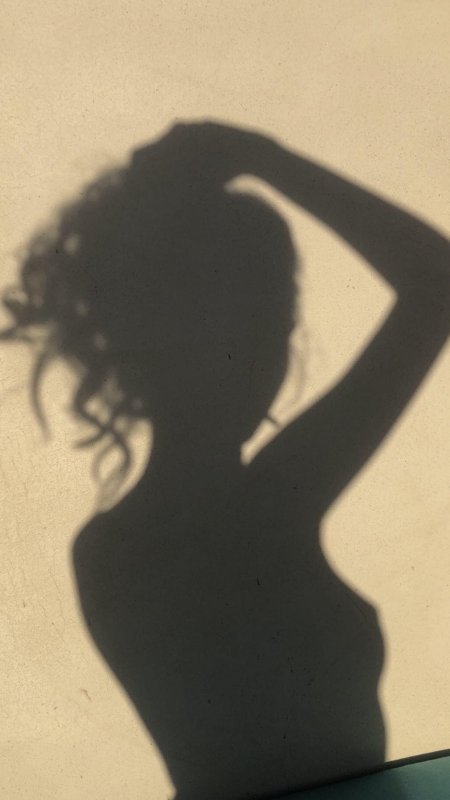 Девушка в тени силуэт