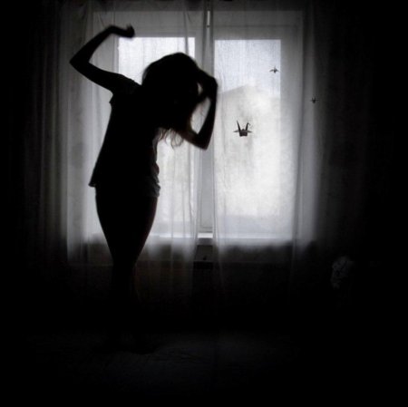 Девушка танцует в темноте