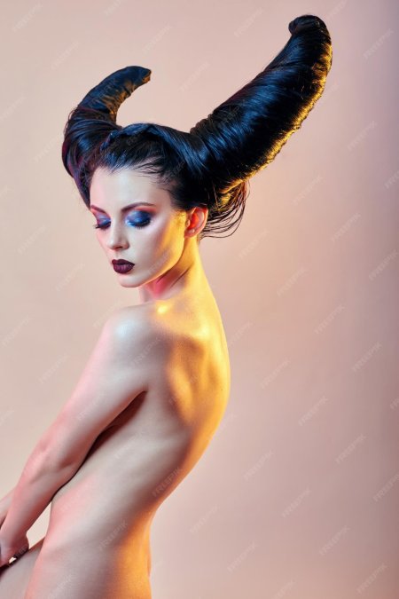 Женщина с рогами