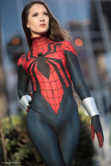 Девушка в обтягивающем костюме человека паука