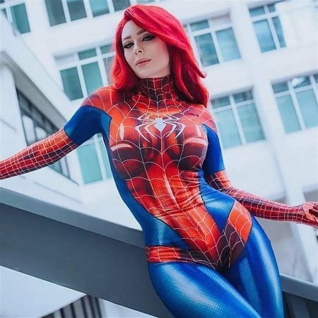 Девушка в облегающем костюме человека паука